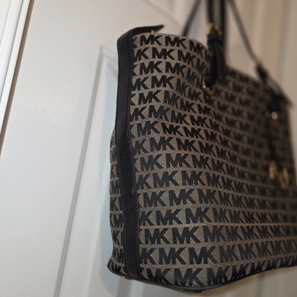 Michael Kors: Gently Used Condition Signature Black and Tan Tote. - Picture 6 of 16